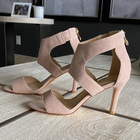 Beige Suede Mid High Heel with Zipper Detail. Size 7. EUC - Picture 3 of 7